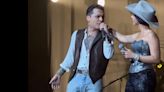 Christian Nodal y Ángela Aguilar se besan en el escenario y enloquecen al Auditorio Nacional