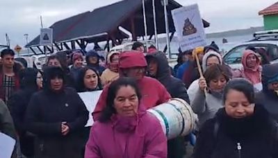 Rebalse de aguas servidas deja sin clases a alumnos de liceo de Melinka: apoderados protestaron en demanda de un nuevo establecimiento - La Tercera