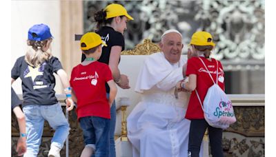 Papa llama a niños a rezar para que no haya guerras