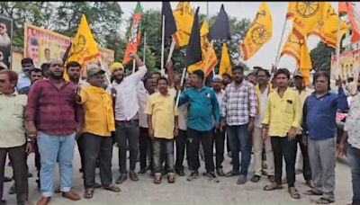 TDP and JSP cadres protest entry of MLA Peddireddi and son Mithun Reddy into Punganur