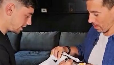 Federico Valverde firma jersey del Madrid por Vinicius y Taylor Swift