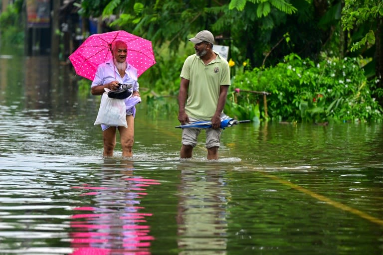 Sri Lanka monsoon floods kill 14, schools shut