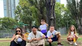 El Papu Gómez, como hace 16 años: a comer sándwiches de bondiola en la Costanera con su mujer e hijos