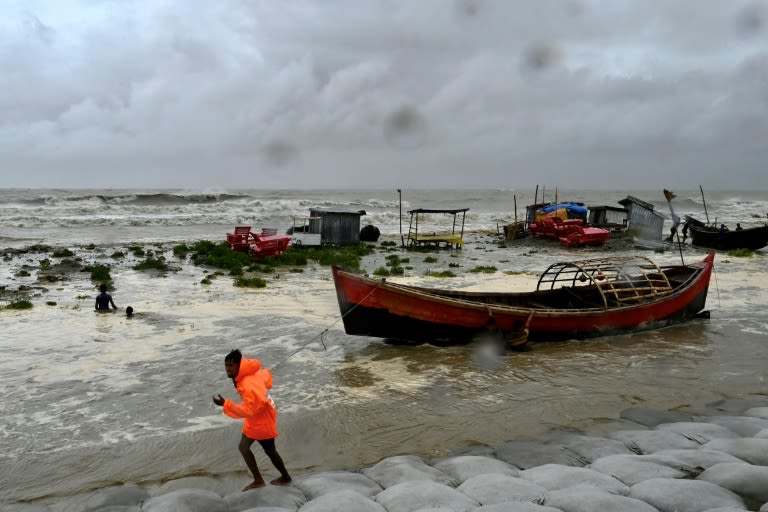 Two dead as cyclone batters Bangladesh and India