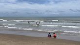 No México, alguns tomam precauções com o furacão Beryl, enquanto outros aproveitam a praia