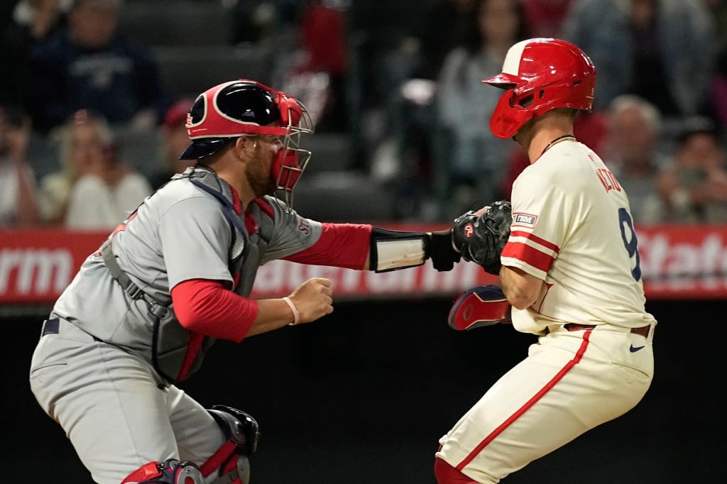 Failed suicide squeeze costs Angels as comeback comes up short