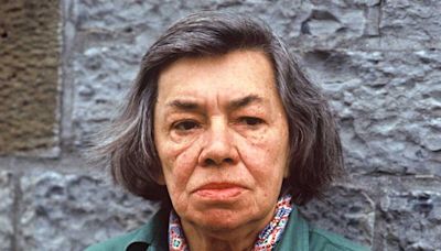 Voici les 10 livres incontournables de Patricia Highsmith, la maître du suspense psychologique, qui vont vous tenir en haleine jusqu'à la dernière page