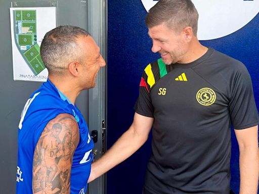 La divertida conversación entre Cazorla y Steven Gerrard antes de empezar el partido en Pinatar: 'Uno contra uno'