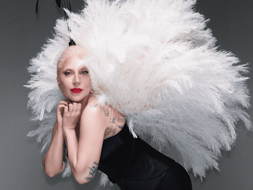 Lady Gaga surpreende fãs tocando músicas novas em Paris