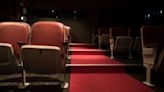 Un hombre entra en una sala de cine y apuñala a cuatro niñas