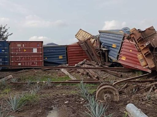 Tren de carga se descarrila en La Barca, Jalisco: Hay 50 contenedores dañados y no se reportan heridos