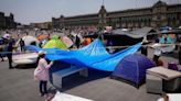 AMLO pide a CNTE retirar plantón en el Zócalo para evitar choques con la Marea Rosa