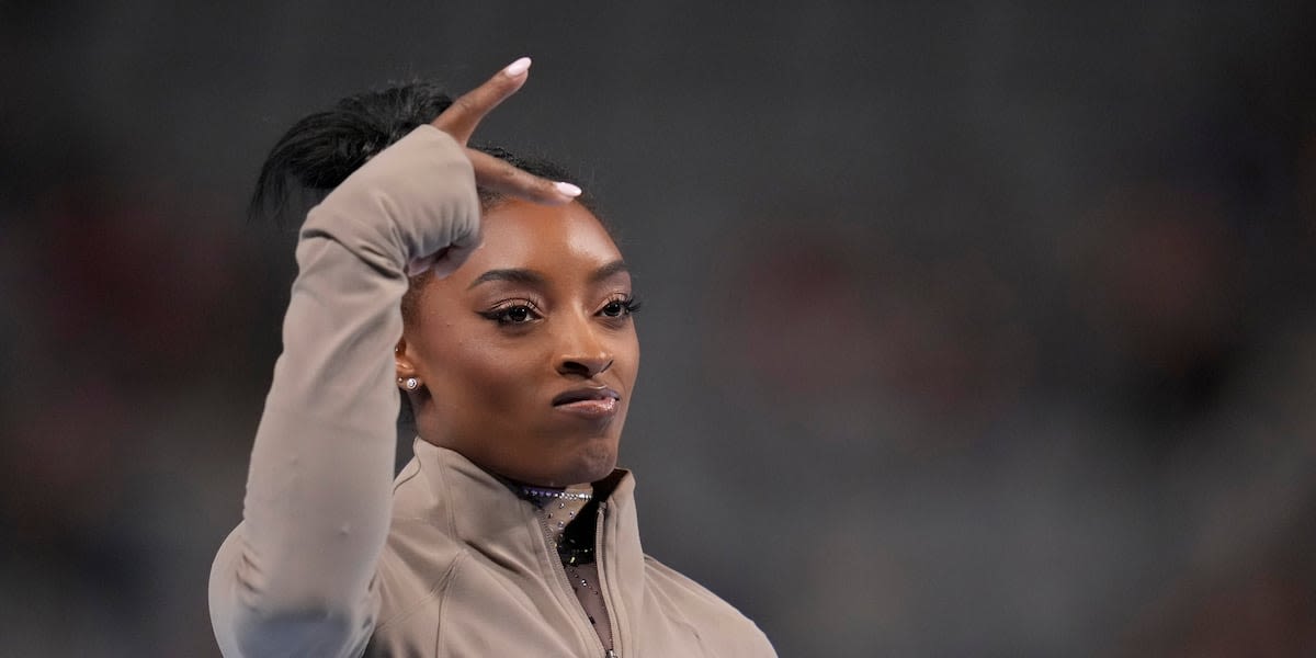 Simone Biles cruises to 9th national title and gives Olympic champ Sunisa Lee a boost along the way