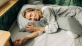 El impacto negativo de dormir con electrónicos: Razones para alejarlos