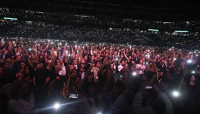 Puro amor al Real Madrid: así acabó Camela su concierto en el Santiago Bernabéu