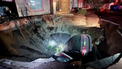Sinkhole forms in front yard and swallows 2 cars in Las Cruces - KVIA
