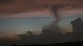 Reportan tornado en Coahuila; causa daños a poblado [Video]