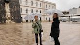 Los vecinos de El Coto se cansan de esquivar charcos en la plaza de la República: "Se forman lagunas en cuanto cae un poco de lluvia"