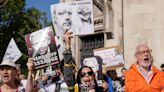 Julian Assange puede apelar la extradición a Estados Unidos, dictamina un tribunal del Reino Unido
