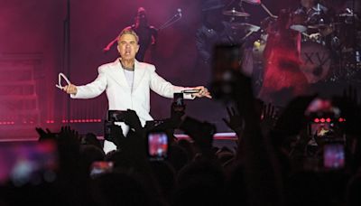 Robbie Williams, incombustible, se entrega a Gran Canaria en su único concierto en España