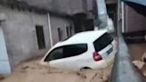 Guangdong, China. El momento en el que un auto es arrastrado por el agua