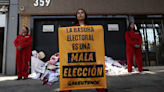 Activistas devuelven basura electoral a sedes de partidos políticos