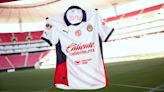 Chivas presenta su uniforme para el Apertura 2024 con nuevo patrocinador