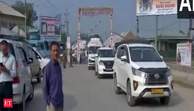 Srinagar: Another batch of pilgrims leave for Amarnath Yatra from Pathna Chowk base camp