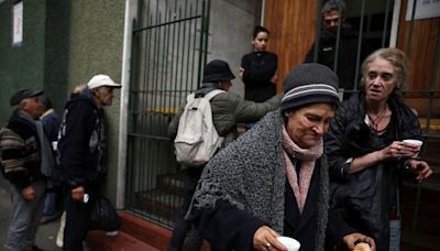 Comer o pagar el alquiler, el dilema de argentinos que caen en la pobreza