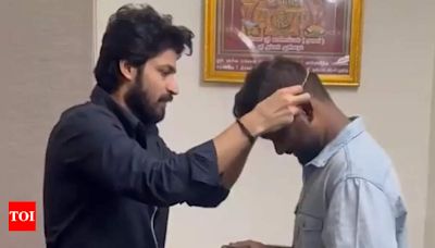 Harish Kalyan gifts a gold chain to director Tamizharasan Pachamuthu for the success of 'Lubber Pandhu' | Tamil Movie News - Times of India