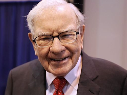 Berkshire Hathaway sold a lot of Apple stock — but Warren Buffett isn’t giving up on it