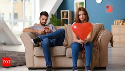 5 signs your partner is not interested in you anymore - Times of India