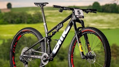 El excampeón del mundo Jordan Sarrou presenta su nueva BMC Fourstroke, cargada de electrónica de máxima precisión en suspensiones y transmisión