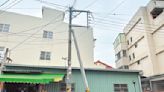 台中 2電桿依偎引民憂 台電：正常工法