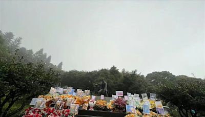 高以翔去世5年冥誕...粉絲冒雨墓園獻花海 林書豪、毛加恩都沒忘洩思念