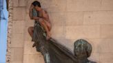 Video: en medio de los incidentes, un nudista se trepó a un monumento frente al Congreso de la Nación | Sociedad