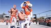 Luchadores mexicanos se presentan en la casa de los Broncos