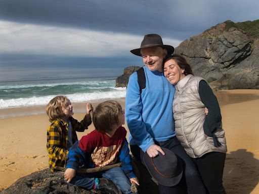 Julian Assange visita la playa junto a sus hijos y esposa, casi un mes después de ser liberado tras batalla judicial