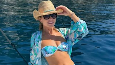 Amanda Holden looks incredible as she shows off toned abs in bikini