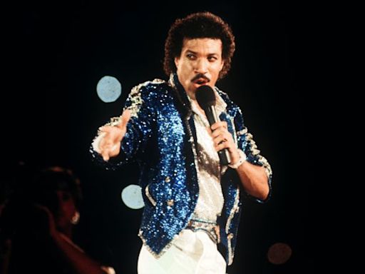 ¿Recuerdas cuando Lionel Richie cerró los Juegos Olímpicos con el atuendo más ochentoso de la historia?