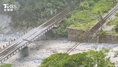 土石流衝擊花蓮鐵、路！ 鐵道橋樑路基遭掏空