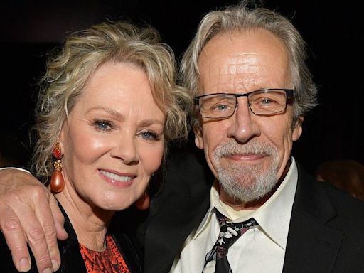 Jean Smart Explains Why She Angrily Called Out A Health Worker After Husband’s Death