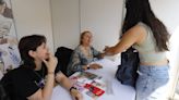 Largas colas en la firma de libros de Megan Maxwell en la Fira del Llibre de València