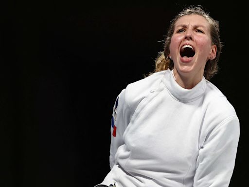 Escrime aux JO de Paris : Auriane Mallo-Breton prend la médaille d’argent à l’épée face à Vivian Kong Man-wai