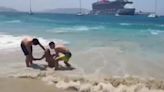 Un crucero provoca un "tsunami" en una playa de Mykonos hiriendo a varios bañistas