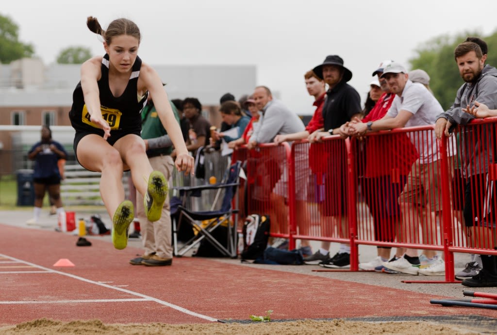 Division 5 state track: Giuliana Ligor gets North Reading off and running