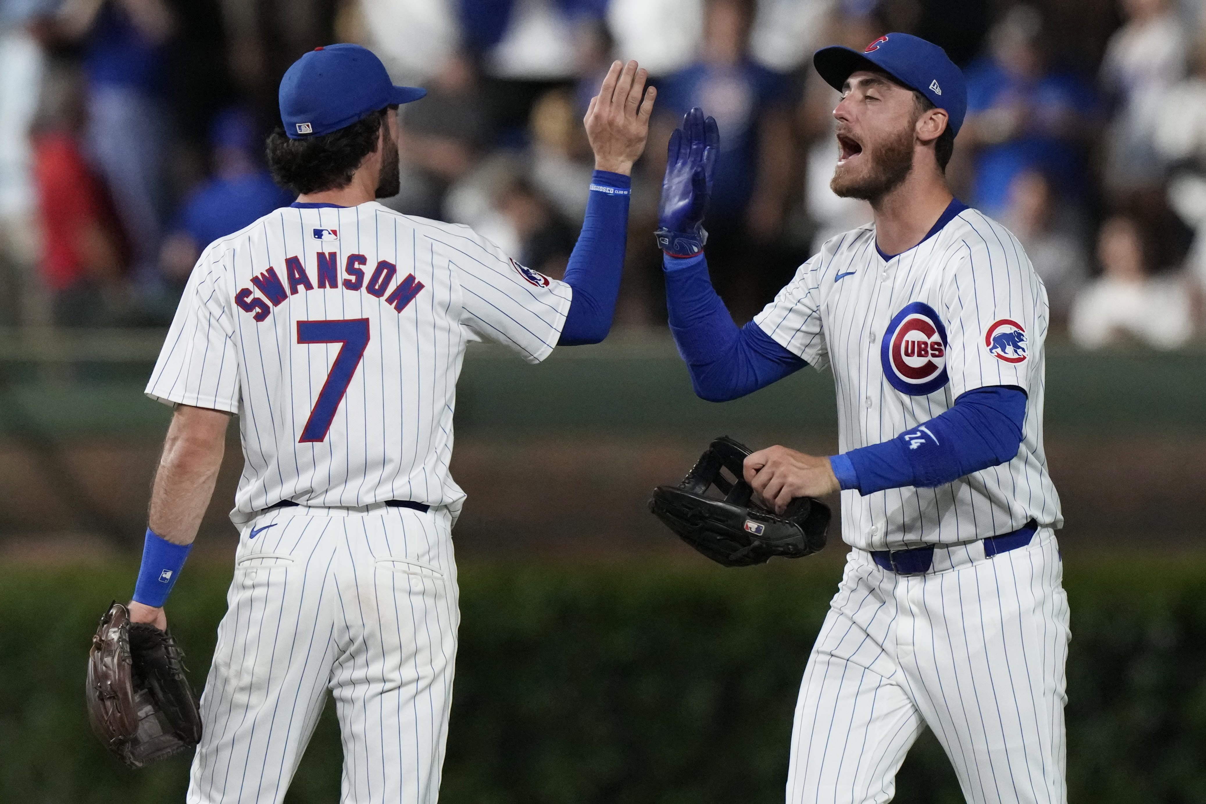 Cubs score 3 runs in 8th, top Giants 5-2