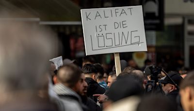 Watch: Protesters call for Islamic state in Germany