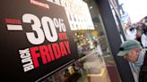 Consumo multa con 90.000 euros las falsas rebajas en el Black Friday: las zapatillas de 30 euros que se ofertan a 30 euros