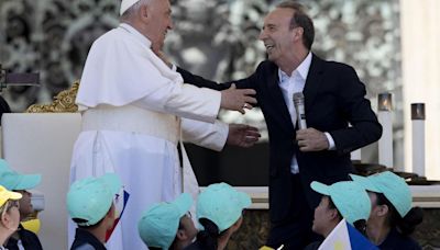 El actor Roberto Benigni roba el protagonismo al papa Francisco en el Vaticano